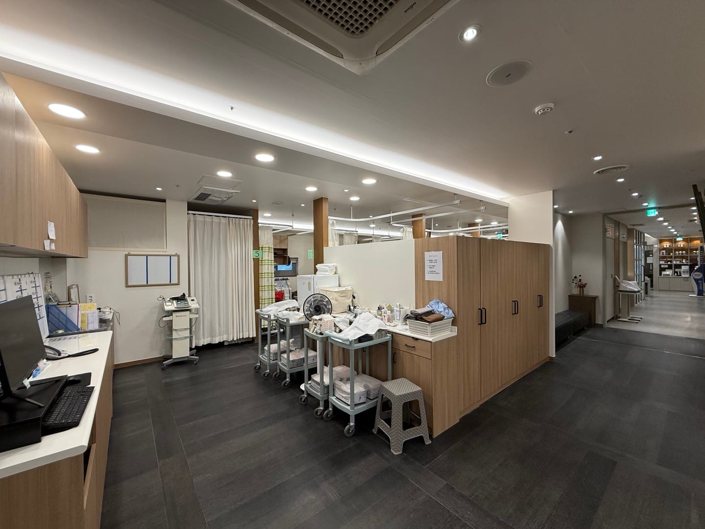 김해신세계한의원 물리치료실 - 한방물리치료 장비를 갖춘 공간